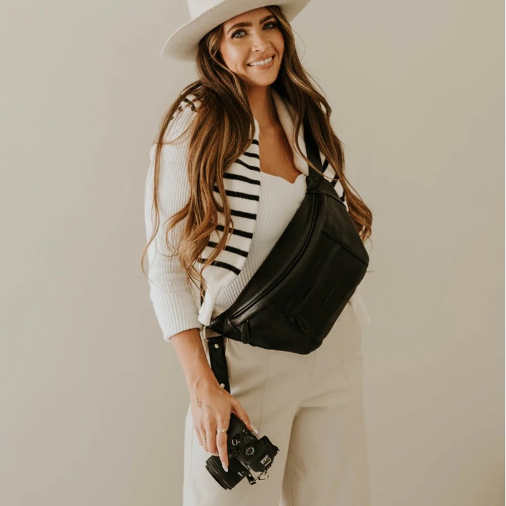 Black / The Photographer's Sling Bag